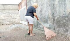 Scratching my feet because of unexpected itching or itching (1)