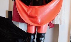 Shemale in latex doing cumshot