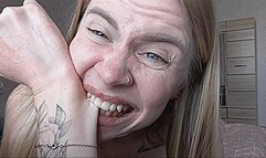 Blondie bites his hands! MP4