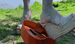 Jannette destroys the guitarSD