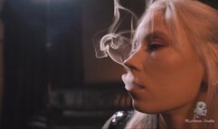 Anette loves to play with smoke FHD MP4