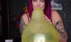 girl in legging blowtopop yellow cristall balloon