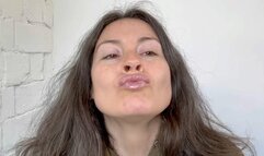 glossy lipstick on her natural lips