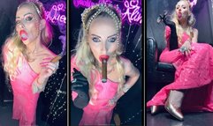Your smoking Queen smokes a cigar and u can watch her beauty