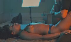 Beautiful black woman came to receive a massage and had beautiful squirting