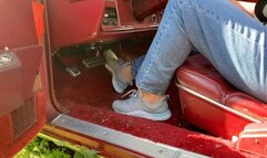 Custom video: tennis shoes and nylons flooding and HARD REVVING