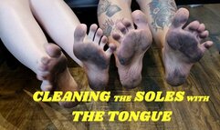CLEANING THE SOLES WITH THE TONGUE