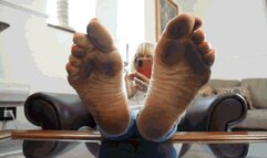 Elizabeth was cleaning out the garage, barefoot AVI (1920x1080) FHD