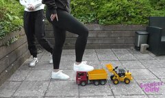 Sneaker-Girl Doro & Mia Moon - Big Toy Car Crush