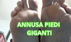 GIANTESSA: ANNUSA I MIEI PIEDI ENORMI SUDATI