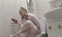 Going to the toilet Blondie! MP4