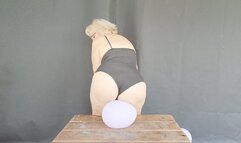 Crushing balloons with huge ass (1)