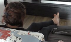 Italian girlfriend - Giving a massage to huge size 11 soles and feet measurement