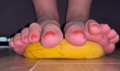 Italian girlfriend - Slowly flattening banana under size 11 TOES - crush fetish