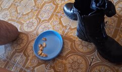 Schiavo mangia dai piedi di Sunny Maya Mistress