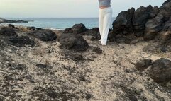 Desperate girl’s pee in the sand in public