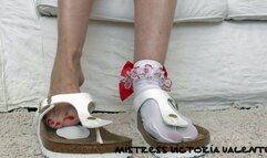 Drop pads in toe separator slippers with and without socks