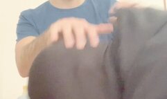 Relax del padrone con i piedi molto odorosi dopo 5 giorni che non li lava