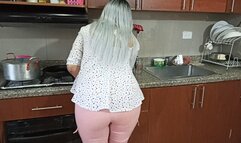 My feet itch a lot while making a dessert at home (2)