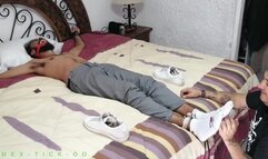 COSQUILLAS A GIOVINCO ATADO EN LA CAMA