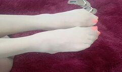 Wardning my feet barefoot and with vintage socks (Cc)