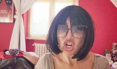 le mie pesanti umiliazioni per te e la tua matrigna con teschio e maledizioni