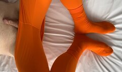 Orange Leggings und Socken