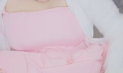 A quick orgasm in the living room