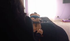 Solletico da seduto ai piedi